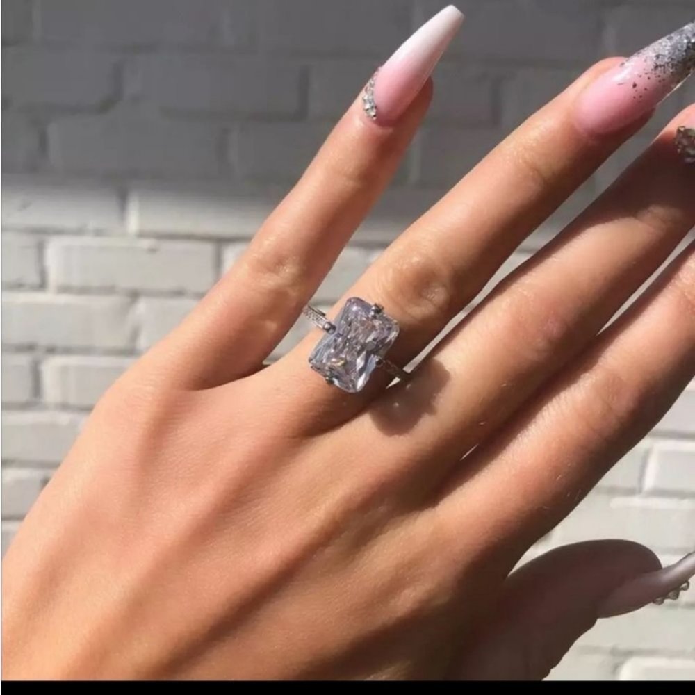 ♡18k White Gold Emerald Cut Diamond Halo Ring♡
